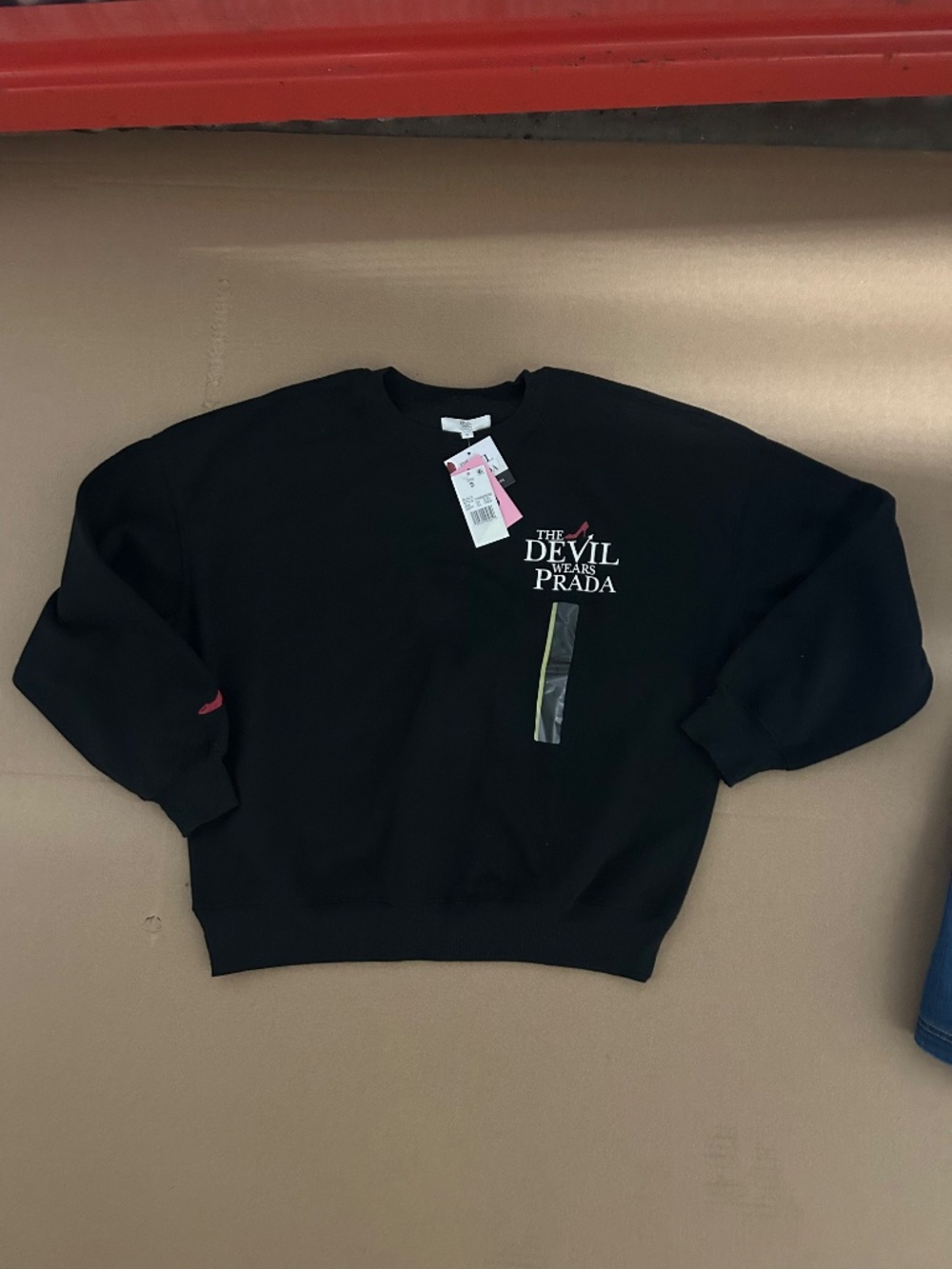 The Devil Wears Prada Graphic Crewneck Sweatshirt Mirandas coffee cup Size S NWT - Picture 6 of 6